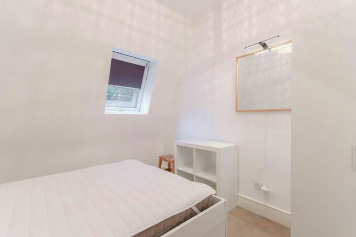 2 Bedroom Flat To Rent In Kenmure Road, Hackney, London, E8