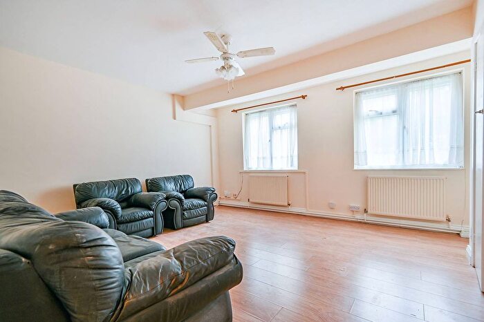 2 Bedroom Flat For Sale In Clayponds Gardens, Ealing, London, W5