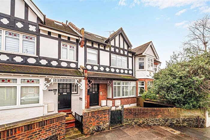 2 Bedroom Flat For Sale In Highlands Avenue, London, W3