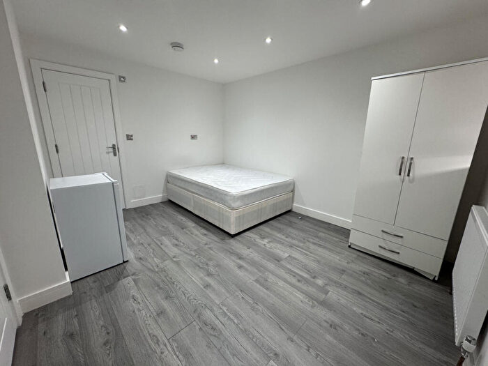 Terraced House To Rent In Russell Road, Tilbury, RM18