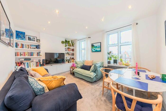 3 Bedroom Flat To Rent In Chiswick High Road, London, W4
