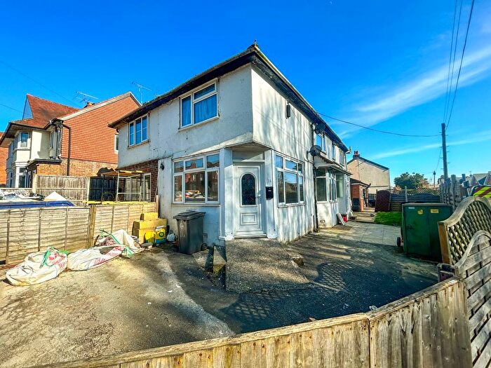 1 Bedroom Flat To Rent In Chapel Lane, High Wycombe, HP12