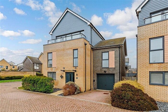 4 Bedroom Detached House For Sale In Firecrest Close, St Mary's Island, Chatham, Kent, ME4