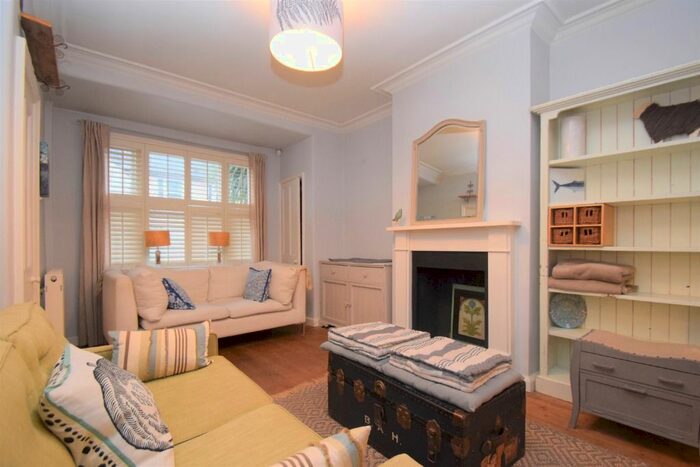 3 Bedroom Flat To Rent In Derinton Road, London, SW17