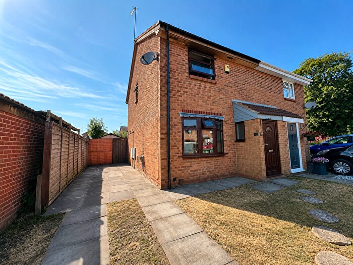 3 Bedroom Semi Detached House For Sale In Hewes Close, Glen Parva, Leicester, LE2