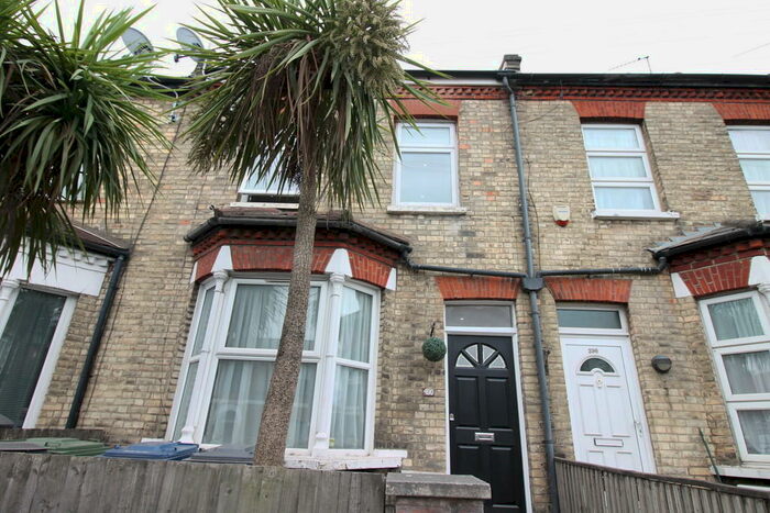 3 Bedroom Apartment To Rent In Oakleigh Road North, London, N20