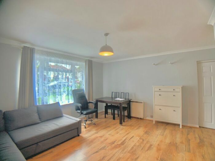 2 Bedroom Flat To Rent In Bounds Green Road, London, N11