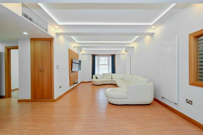 3 Bedroom Flat For Sale In Berkeley Court, Glentworth Street, Marylebone, NW1