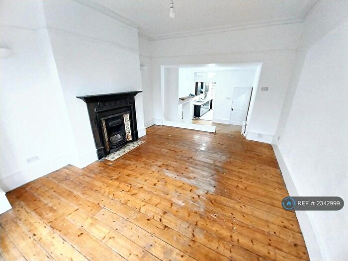 2 Bedroom Flat To Rent In East Bank, London, N16