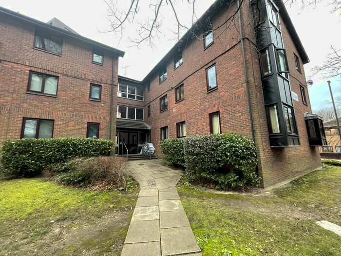 1 Bedroom Flat To Rent In Oriental Road, Woking, Surrey, GU22