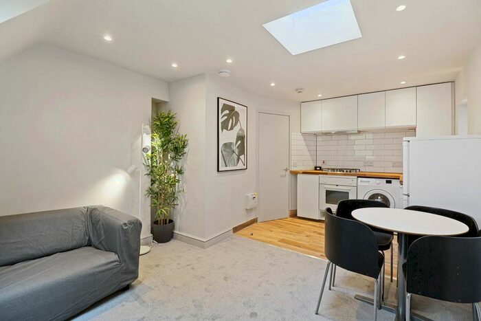 3 Bedroom Flat To Rent In Archway Road, London, N6