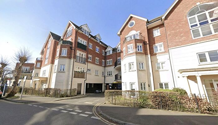 2 Bedroom Flat To Rent In Rosemount Avenue, West Byfleet, KT14
