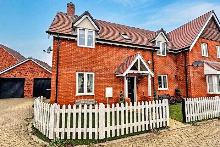 3 Bedroom Semi-Detached House For Sale In Fair Oak, SO50