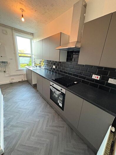 2 Bedroom Flat To Rent In Stony Lane, Bradford, West Yorkshire, BD2