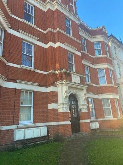 3 Bedroom Flat To Rent In Trinity Road, London, SW17