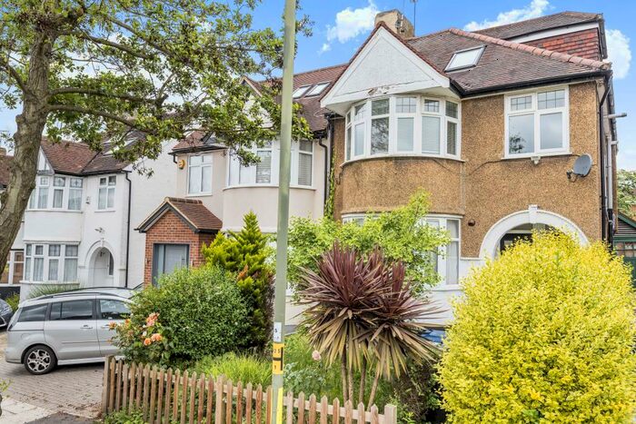 2 Bedroom Apartment To Rent In Holders Hill Crescent, Finchley, NW4