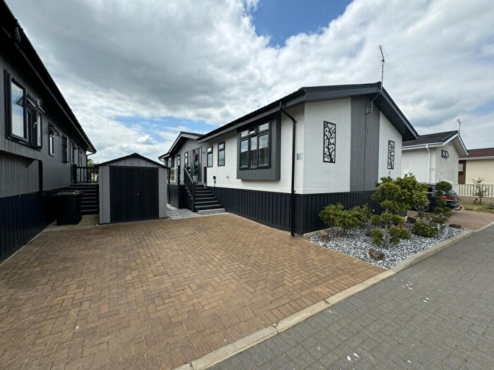 2 Bedroom Park Home For Sale In Lakeside Walk, Yarwell, PE8