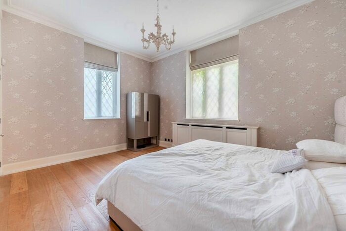 2 Bedroom Flat To Rent In Stone Hall Gardens, Kensington, London, W8