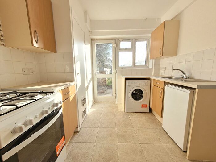 2 Bedroom Flat To Rent In Fairmead Crescent, Edgware, HA8