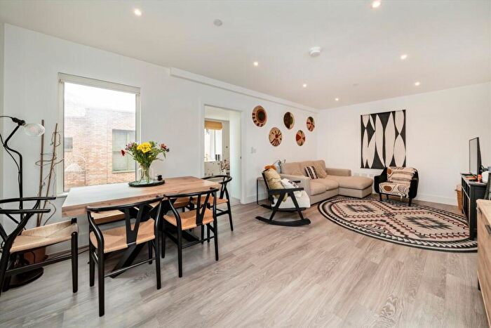 2 Bedroom Flat For Sale In Edgewood Mews, Finchley, N3