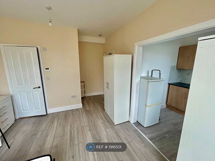 Studio To Rent In Briarfield Avenue, London, N3