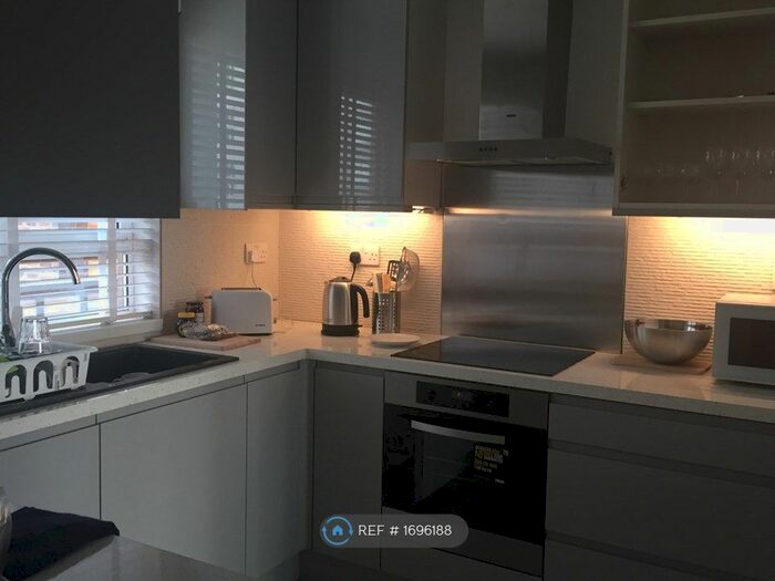 3 Bedroom Flat To Rent In Falcon, London, WC1N