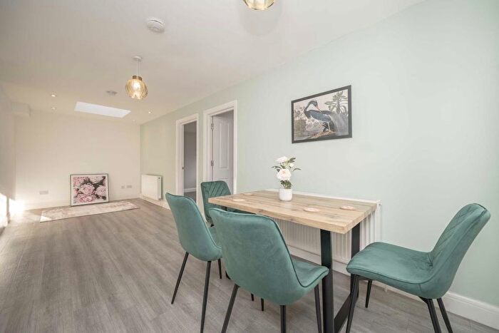 3 Bedroom Flat To Rent In Saxon Drive, London, W3