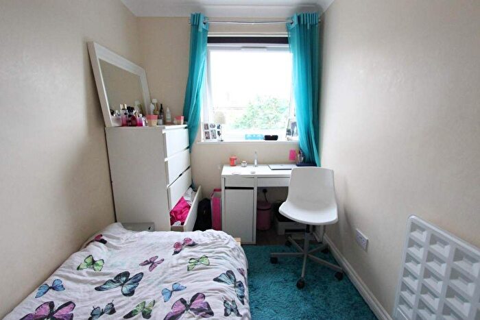 2 Bedroom Flat To Rent In Friern Park, London, N12
