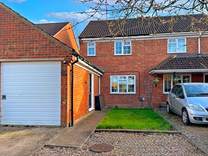 3 Bedroom Semi Detached House For Sale In Hawesmere Close, Biggleswade, SG18