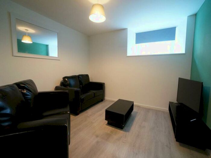 2 Bedroom Flat To Rent In York Place, Bangor, Gwynedd, LL57