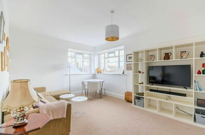 2 Bedroom Flat To Rent In Clapham Road, Clapham North, London, SW9