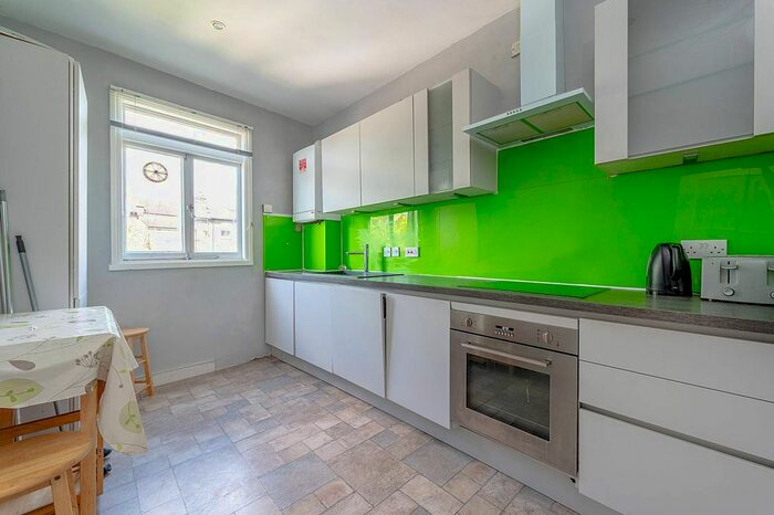 3 Bedroom Flat To Rent In Ellingham Road, Shepherd's Bush, London, W12