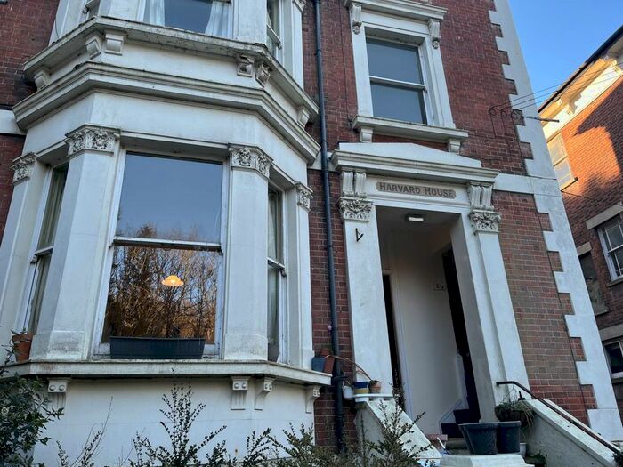 2 Bedroom Flat To Rent In Montacute Gardens, Tunbridge Wells, Kent, TN4