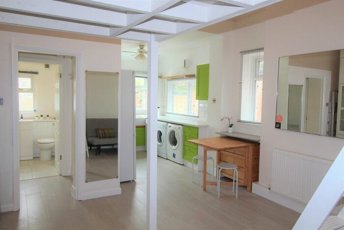 Studio To Rent In Kidderminster Road, Croydon, CR0