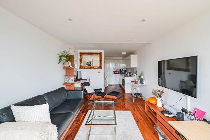1 Bedroom Flat To Rent In Grand Canal Apartments, Islington, London, N1