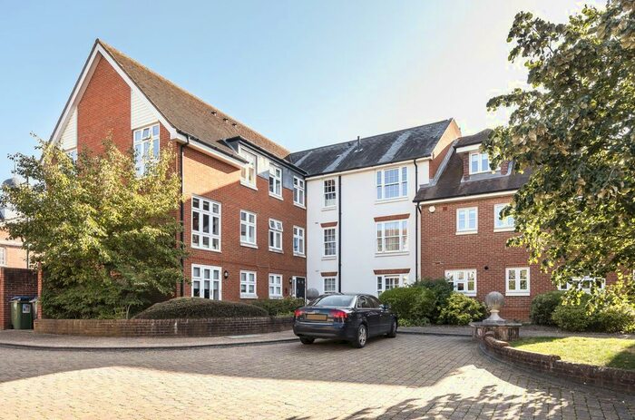 3 Bedroom Flat To Rent In Hewells Court, Horsham RH12