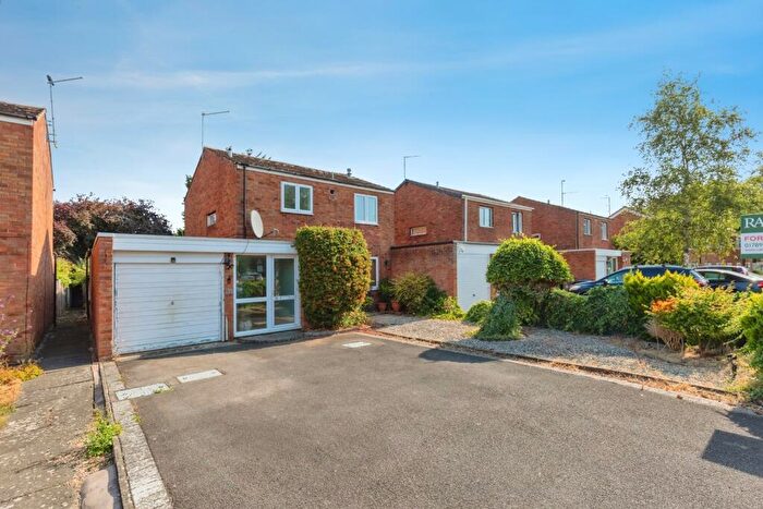 3 Bedroom Link Detached House For Sale In Drayton Avenue, Stratford-Upon-Avon, Warwickshire, CV37