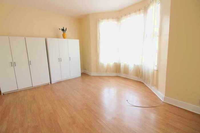 2 Bedroom Flat To Rent In Green Lanes, Palmers Green, N13