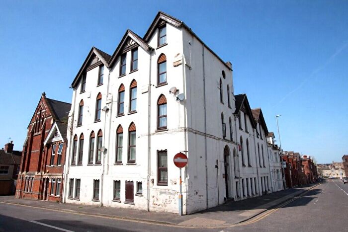 2 Bedroom Flat To Rent In Milton Road, Swindon, Wiltshire, SN1