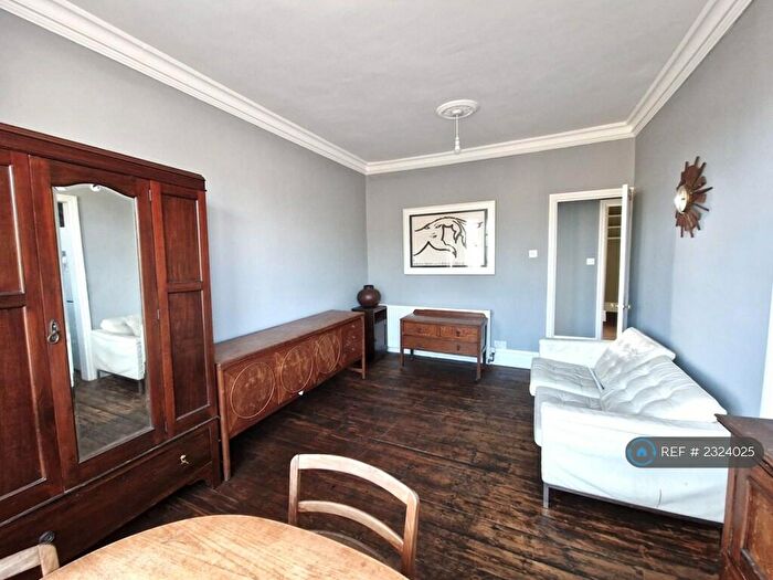 2 Bedroom Flat To Rent In The Drive, Ilford, IG1