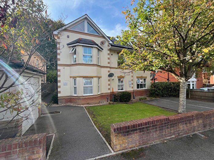 2 Bedroom Flat To Rent In William Court, Charminster (William Court), BH8