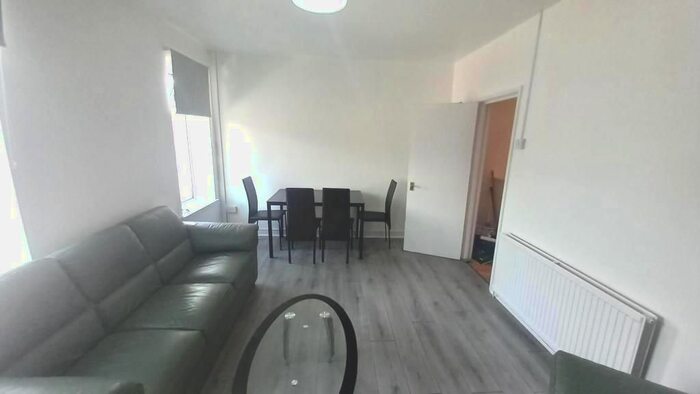2 Bedroom Flat To Rent In Broadway, Cardiff, CF24
