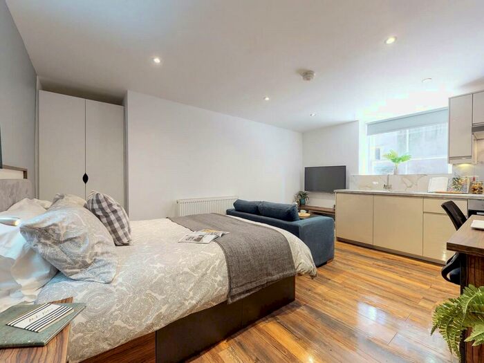 Apartment To Rent In Apt, Clarendon Road #, LS2