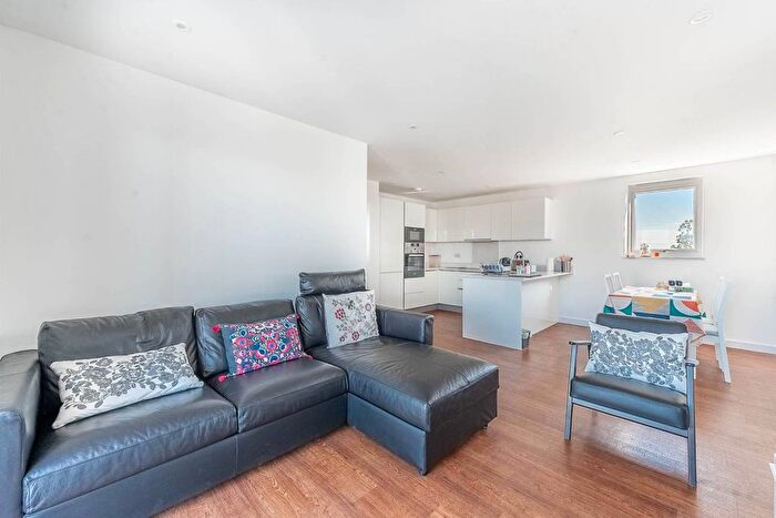 2 Bedroom Flat To Rent In Hitchin Lane, Stanmore, HA7