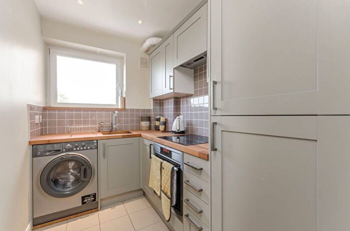 2 Bedroom Flat To Rent In Belvedere Court, Putney, London, SW15