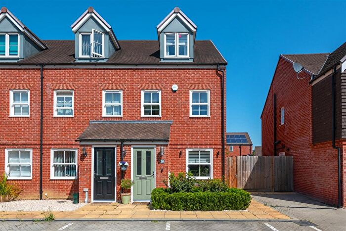 3 Bedroom End Terrace House For Sale In Campbell Grove, Horley, RH6