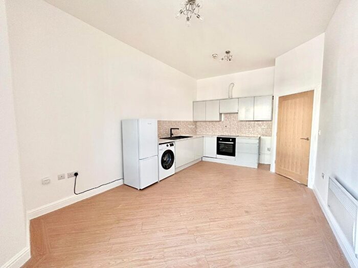 2 Bedroom Flat To Rent In Bed Second Floor Flat, Promenade, Bridlington, YO15