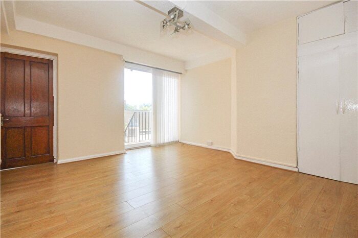 3 Bedroom Flat To Rent In St. Helier Avenue, Morden, SM4