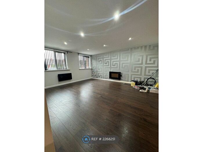 2 Bedroom Flat To Rent In Royal Court, Nottingham, NG5