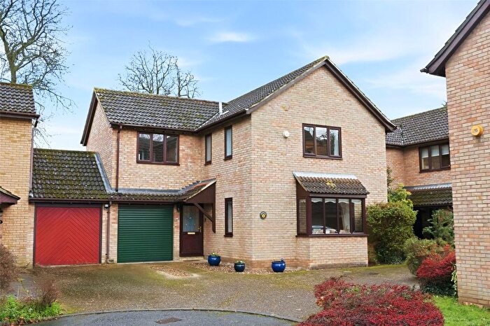 4 Bedroom Link Detached House For Sale In Kingsmead Close, Teddington, TW11